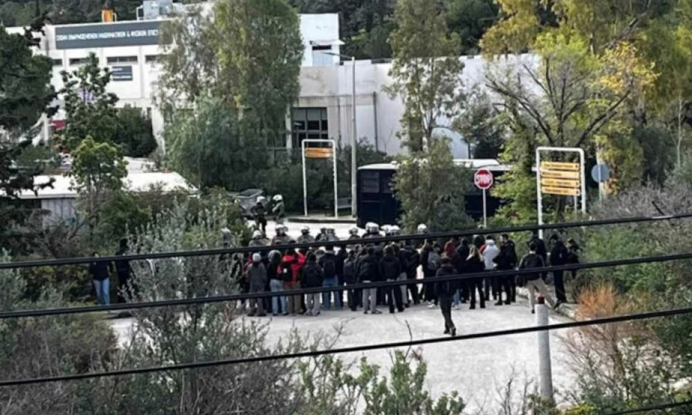 Πολυτεχνείο: Πραγματοποιήθηκε άλλη μία επίθεση κουκουλοφόρων